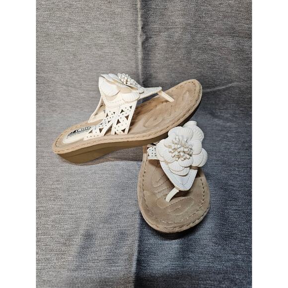 Cliffs by White Mountain Sz 8M Cynthia Faux Leather Thong Sandals White Comfort - Picture 1 of 8